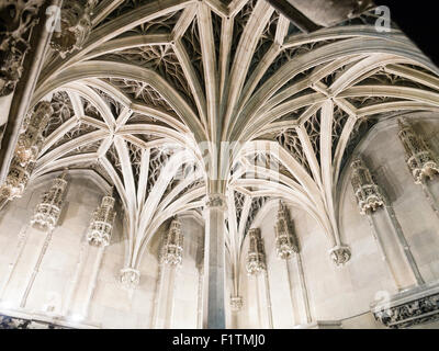 Gotico fiammeggiante soffitto a Cluny. Il soffitto della cappella nel museo di Cluny è uno studio di un esuberante stile gotico. Foto Stock