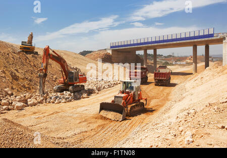 Linea ad alta velocità in costruzione con autocarri, trattori e veicoli di traino Foto Stock