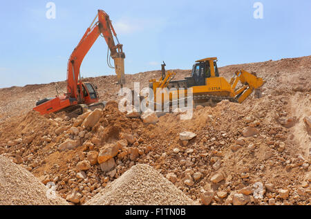 Macchine del caricatore in cantiere terreno di caricamento Foto Stock