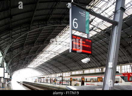 Stazione ferroviaria con il pannello Informazioni e survillance video Foto Stock