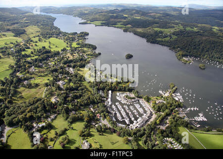 Vista aerea della Marina di Windermere villaggio sul lago di Windermere, Cumbria, Regno Unito Foto Stock