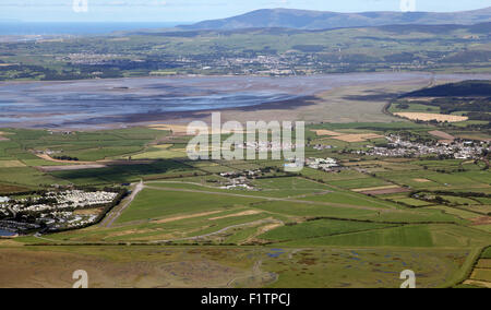Vista aerea di Cark Airfield, a nord ovest del centro con il paracadute skydive a nord-ovest, vicino a Grange-over-Sands, Cumbria, Regno Unito Grange-over Foto Stock