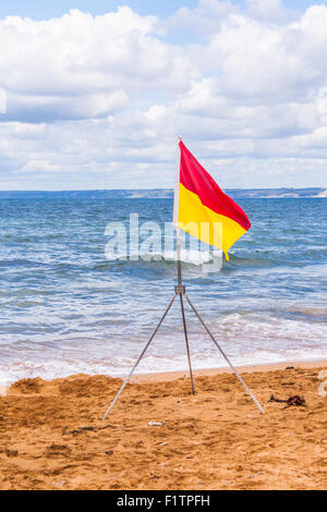 Bagnini bandiera di nuoto a speranza esterno Cove Beach nel Devon, Inghilterra, Regno Unito. Foto Stock