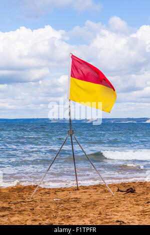 Bagnini bandiera di nuoto a speranza esterno Cove Beach nel Devon, Inghilterra, Regno Unito. Foto Stock