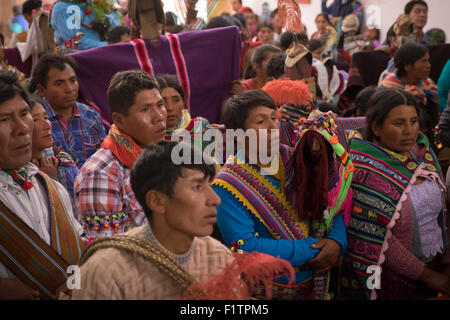 Gruppi di persone frequentano la Messa celebrata al mattino presto durante la celebrazione di Tinku. Foto Stock