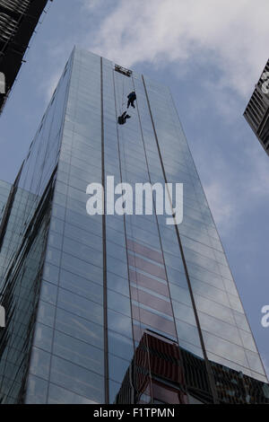 Londra, Regno Unito. Il 7 settembre 2015. Nella foto: Bill Roberts di Clogau Goldmine abseils verso il basso il lato di 20 Fenchurch Street. L'Andata fiduciario vincolato città Tre Cime sfida in congiunzione con la Royal Navy e Royal Marines di carità è un emozionante discesa in corda doppia adopera sul più grande urban mountain range: la città di Londra. Credito: Paolo Davey/Alamy Live News Foto Stock