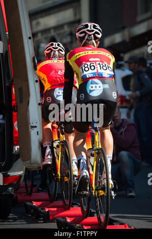 Fase 2 Aviva tour della Gran Bretagna cycle race in Fase 2 Iniziare a Clitheroe, Lancashire. Team Piloti Raleigh warm up prima dell'inizio. Foto Stock