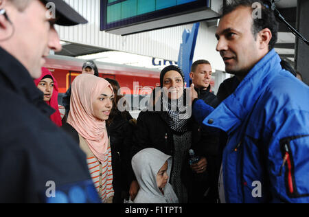 Monaco di Baviera, Germania. 07Th Sep, 2015. Un Siriano Nazionale (R) attualmente residente in Berlino accoglie favorevolmente la sua sorella (3-R) che è appena arrivato da Budapest, Ungheria, presso la stazione ferroviaria centrale di Monaco di Baviera, Germania, 07 settembre 2015. Foto: ANDREAS GEBERT/dpa/Alamy Live News Foto Stock