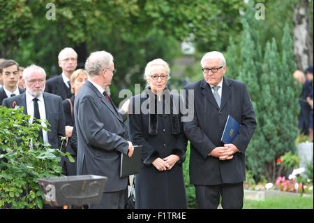 Berlino, Germania. 07Th Sep, 2015. Adelheid Bonnemann-Boehner anteriore (C), vedova di fine politico tedesco Egon Bahr, il Ministro degli esteri tedesco Frank-Walter Steinmeier anteriore (R), e teologo Friedrich Schorlemmer parlare presso il cimitero di Dorotheenstadt, dove Egon Bahr fu messo a riposo, a Berlino, Germania, 07 settembre 2015. Bahr, stretto collaboratore di ex cancelliere tedesco Willy Brandt (1913-1992), morì all'età di 93 il 19 agosto 2015. Foto: PAOLO ZINKEN/dpa/Alamy Live News Foto Stock