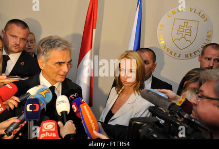 Bratislava, Slovacchia. 07Th Sep, 2015. Il Cancelliere austriaco Werner Faymann parla con media dopo un incontro con il Primo ministro ceco e il Primo ministro slovacco a Bratislava, in Slovacchia, il 7 settembre 2015. © Vaclav Salek/CTK foto/Alamy Live News Foto Stock