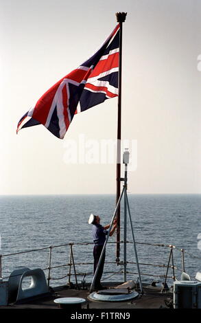 AJAX NEWS FOTO - in mare, Oman. OMA-92 - Unione bandiera essendo sollevata su JACKSTAFF sul dispositivo HMS FEARLESS OFF la costa del deserto di Oman. Foto:JONATHAN EASTLAND/AJAX. REF: OMA 92 Foto Stock