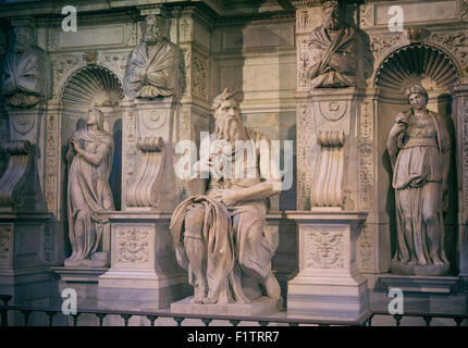 Roma, Italia. San Pietro in Vincoli. La scultura in marmo di Mosè sulla tomba di papa Giulio II creata da Michelangelo Foto Stock