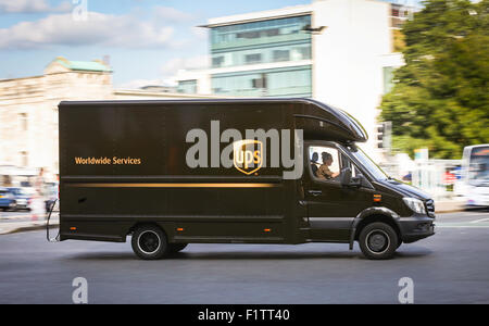 UPS van che effettua consegne in Southampton, Hampshire, Regno Unito Foto Stock