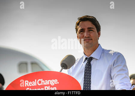 A Mississauga, in Canada. 07 Settembre, 2015. Leader liberale Justin Trudeau era all'Aeroporto Pearson con i candidati locali e i loro sostenitori a svelare il partito liberale per la campagna di aeromobili. Credito: Victor Biro/Alamy Live News Foto Stock