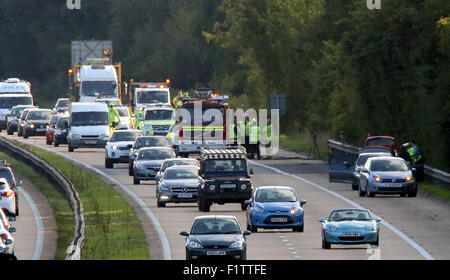 M3 vicino a Winchester, Regno Unito. Il 7 settembre, 2015. M3 Hampshire ,la polizia ha a che fare con un "fatale" di collisione sulla M3 in direzione nord di giunzioni tra otto e nove a Micheldever. Due veicoli hanno bene coinvolti e uno ha lasciato la strada e alla fine in alto nella struttura su appeso in un burrone in autostrada. Un portavoce di Hampshire Constabulary ha detto: "Siamo di fronte a una grave collisione sulla M3 in direzione nord a Micheldever che ha portato ad una delle due corsie essendo chiusa, è probabile a rimanere in questo modo per un certo periodo di tempo. Credito: Jason Kay/Alamy Live News Foto Stock