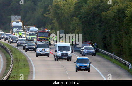 M3 vicino a Winchester, Regno Unito. Il 7 settembre, 2015. M3 Hampshire ,la polizia ha a che fare con un "fatale" di collisione sulla M3 in direzione nord di giunzioni tra otto e nove a Micheldever. Due veicoli hanno bene coinvolti e uno ha lasciato la strada e alla fine in alto nella struttura su appeso in un burrone in autostrada. Un portavoce di Hampshire Constabulary ha detto: "Siamo di fronte a una grave collisione sulla M3 in direzione nord a Micheldever che ha portato ad una delle due corsie essendo chiusa, è probabile a rimanere in questo modo per un certo periodo di tempo. Credito: Jason Kay/Alamy Live News Foto Stock