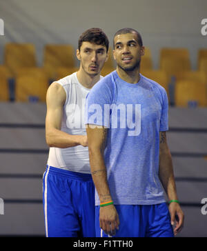 Riga, Lettonia. 07Th Sep, 2015. Da sinistra ceco Jiri Welsch e Blake Schilb mostrato durante il corso di formazione prima dell'Eurobasket 2015 (EUROPEO BASKET campionato), Gruppo D match tra la Lettonia e Repubblica ceca a Riga, Lettonia, 7 settembre 2015. © David Svab/CTK foto/Alamy Live News Foto Stock