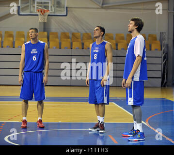 Riga, Lettonia. 07Th Sep, 2015. Da sinistra ceco Pavel Pumprla, Tomas Satoransky e Jan Vesely mostrato durante il corso di formazione prima dell'Eurobasket 2015 (EUROPEO BASKET campionato), Gruppo D match tra la Lettonia e Repubblica ceca a Riga, Lettonia, 7 settembre 2015. © David Svab/CTK foto/Alamy Live News Foto Stock