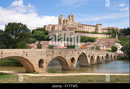Le Pont Vieux oltre il fiume Orb e la cattedrale Saint-Nazaire, Béziers, Languedoc-Roussillon, Francia, Europa Foto Stock