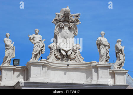 Il Cardinale Fabio Chigi aka Papa Alessandro VII SIMBOLO: sei montagne con la stella in piazza San Pietro e Città del Vaticano Foto Stock