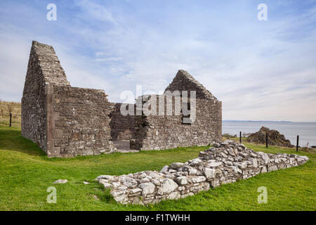 San Ninian's Cappella presso l'isola di Whithorn, Wigtownshire, Scozia, e parte della sua parete circostante. La cappella risale... Foto Stock