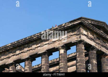 Visitatori sulla sommità del monumento Penshaw, Tyne and Wear, England, Regno Unito Foto Stock