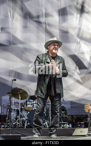 Ewhurst, Surrey, Inghilterra, Regno Unito. 5 settembre 2015. Paul Carrack canta live sul palco di rock 'n' Cavalli manifestazione svoltasi presso la struttura Hurtwood Park Polo Club, Ewhurst, Surrey, Regno Unito. La manifestazione si è svolta a sostegno del cancro della prostata UK. Credito: Graham Prentice/Alamy Live News Foto Stock