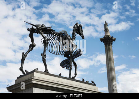 "Gift Horse" di Hans Haacke Trafalgar Square, Londra, Regno Unito. Quarta scultura di Plint. Con la colonna di Nelson sullo sfondo. Statue londinesi. Arte pubblica Foto Stock