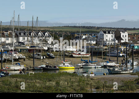 Posterized colpo di un cantiere lungo le rive del fiume Adur a Shoreham nel West Sussex. Foto Stock