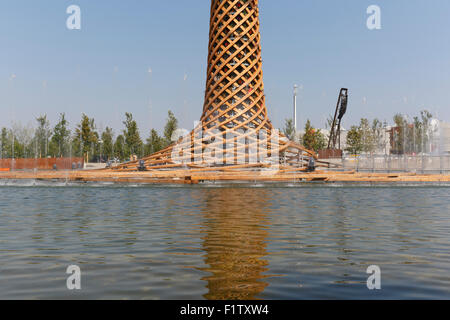 Milano, 12 agosto 2015: Dettaglio l albero della vita e il Lago Arena, alla fiera Expo 2015 Italia. Foto Stock