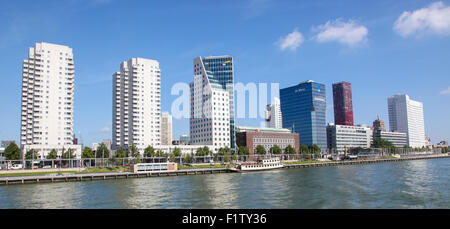 ROTTERDAM, Paesi Bassi - 9 agosto 2015: vista sui grattacieli dalla Nieuwe Maas nel centro di Rotterdam, Paesi Bassi Foto Stock