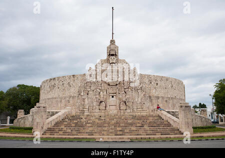 Luogo di riposo: nessuna bandiera sul monumento alla bandiera messicana . Una grande scultura e fontana nel centro di Merida Foto Stock