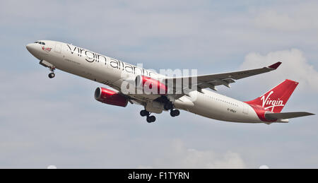 Virgin Atlantic Airways Airbus A330 G-VRAY decollare da London Heathrow Airport LHR Foto Stock
