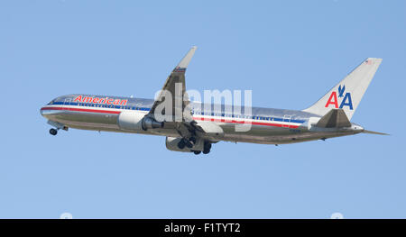 American Airlines Boeing 767 N39356 con un retro in alluminio lucidato livrea decollare da London Heathrow Airport LHR Foto Stock