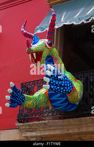 Animale di fantasia in carta pesta figure come arte di strada - OAXACA, Messico Foto Stock