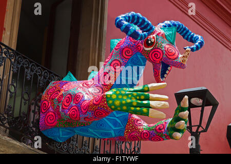 Animale di fantasia in carta pesta figure come arte di strada - OAXACA, Messico Foto Stock