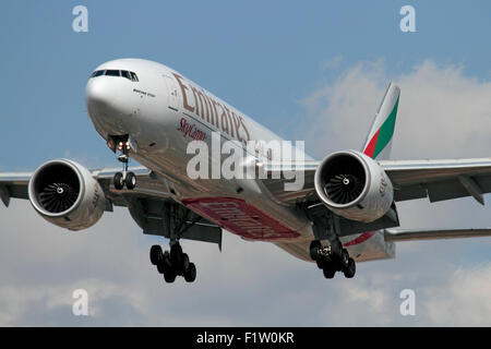 Emirates Sky Cargo Boeing 777F (Boeing 777-200 LRF) Carico sul piano di approccio. Close-up vista anteriore. Mondiale del Commercio e trasporto aereo di merci. Foto Stock