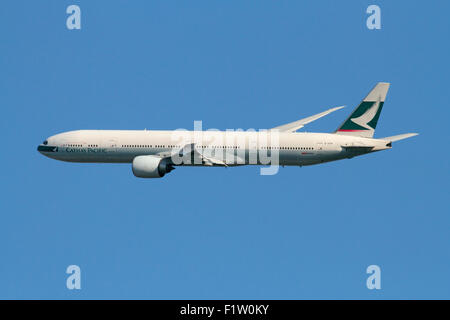 Il viaggio in aereo. Cathay Pacific Boeing 777-300ER long-haul widebody jet del passeggero aereo in volo Foto Stock