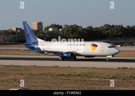 Atlantico occidentale Boeing 737-400 cargo jet di rullaggio per la partenza da Malta Foto Stock