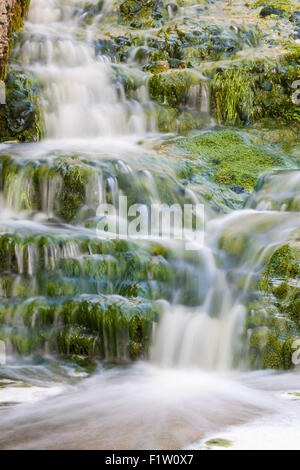 Una piccola cascata, lummenlunda, Gotland, Svezia Foto Stock