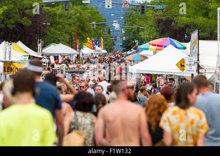 Coeur d'Alene, Idaho - 01 Agosto : una folla di gente che godendo il Coeur d' Alene street fair, 01 agosto 2015 in Coeur d'Alene, Foto Stock