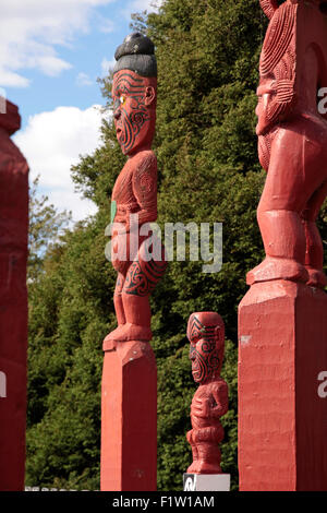 Rosso statua Maori a Rotorua, Isola del nord, Nuova Zelanda Foto Stock