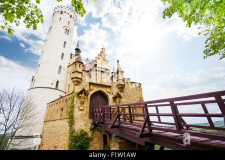 Cancelli e ponte del castello di Lichtenstein, Germania Foto Stock