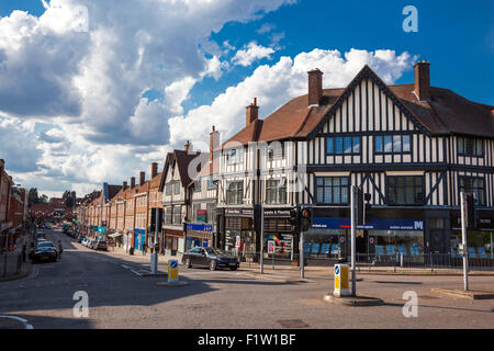 La via principale dello shopping, Eremo Road, con ristoranti e pub a Hitchin, Regno Unito Foto Stock