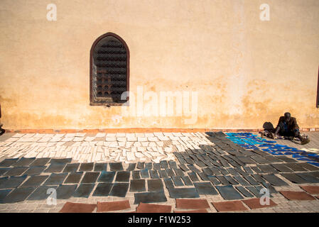 Tagliare e colorati pezzi di cuoio che stabilisce nel sole per asciugare nella medina di Marrakech Maroc Foto Stock