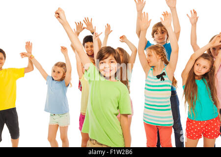 Contenti i bambini i ragazzi e le ragazze con le mani sollevate Foto Stock