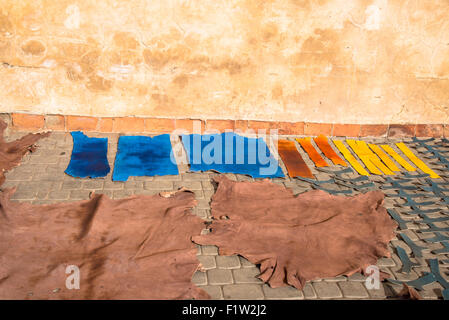 Tagliare e colorati pezzi di cuoio che stabilisce nel sole per asciugare nella medina di Marrakech Maroc Foto Stock