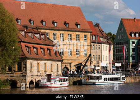 Barche sul fiume Regnitz ed edifici storici nel Patrimonio Mondiale dell Unesco, Bamberga. Foto Stock