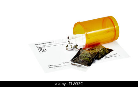 La prescrizione di sigarette di marijuana in pillole contenitore vuoto con modulo di prescrizione e di pacchetti di secche foglie di marijuana. Foto Stock