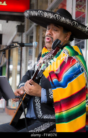 Un live performer riproduzione di musica messicana sulla strada. Foto Stock